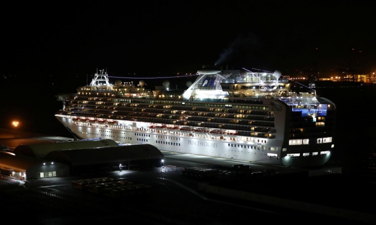 Du thuyền Diamond Princess neo đậu tại cảng Yokohama, Nhật Bản, tối qua. Ảnh: Reuters.