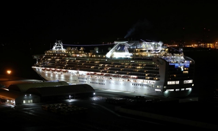 Du thuyền Diamond Princess neo đậu tại cảng Yokohama, Nhật Bản, tối 20/2. Ảnh: Reuters.