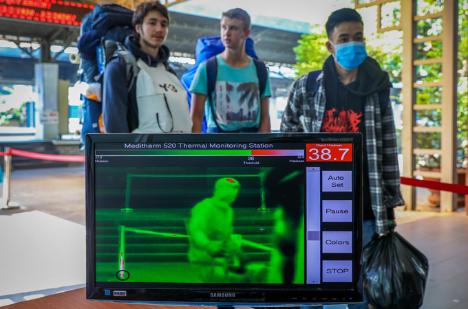 Ga Sài Gòn khử trùng toa tàu phòng virus corona