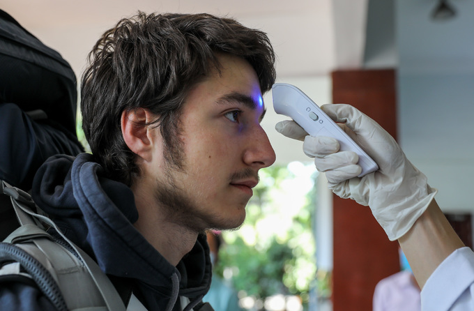 Ga Sài Gòn khử trùng toa tàu phòng virus corona