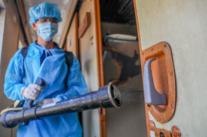 Ga Sài Gòn khử trùng toa tàu phòng virus corona