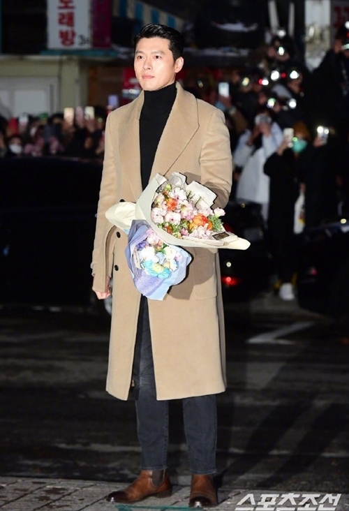 Tài tử 38 tuổi diện bộ đồ giống các trang phục anh hay mặc ở bối cảnh Hàn Quốc những tập cuối của phim. Nhiều fan nhận xét, anh và Son Ye Jin mặc đồ giống tình nhân. Fan liên tục đặt vào tay anh hoa và gấu bông.