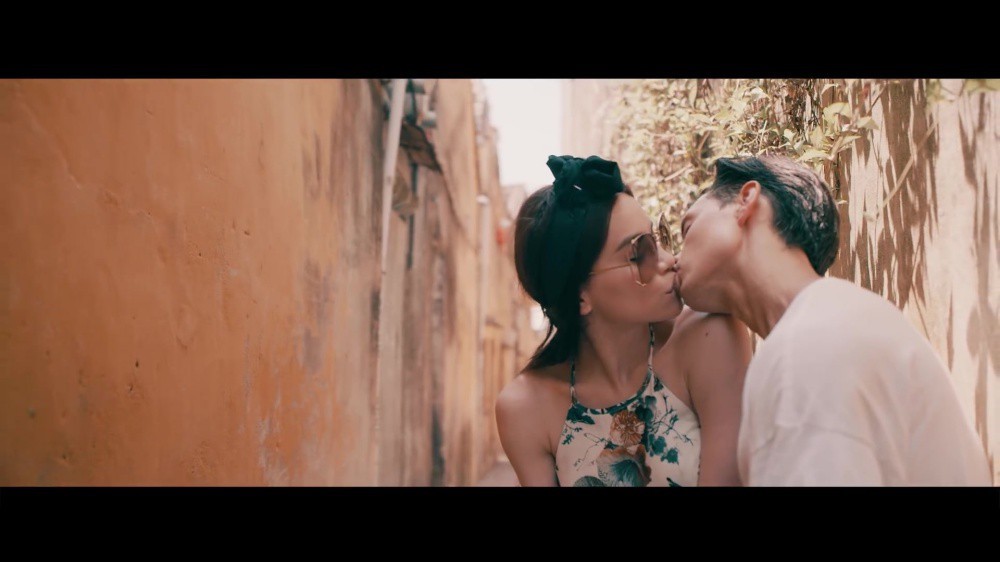 Nín thở với loạt nụ hôn, cảnh nóng của Hồ Ngọc Hà - Kim Lý