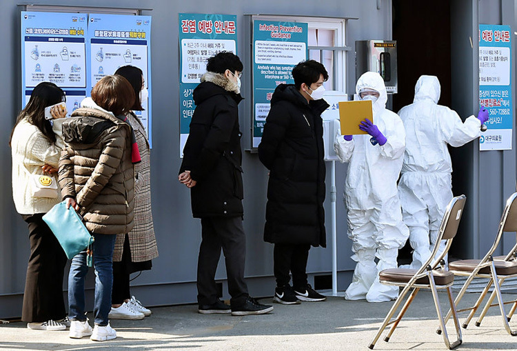 Người nghi nhiễm virus corona xếp hàng xét nghiệm tại Daegu, Hàn Quốc. Ảnh: AP.
