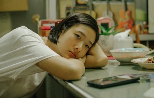 Chuengcharoensukying được nhiều khán giả Việt biết đến qua vai chính trong Bad Genius (Thiên tài bất hảo). Ảnh: Galaxy.