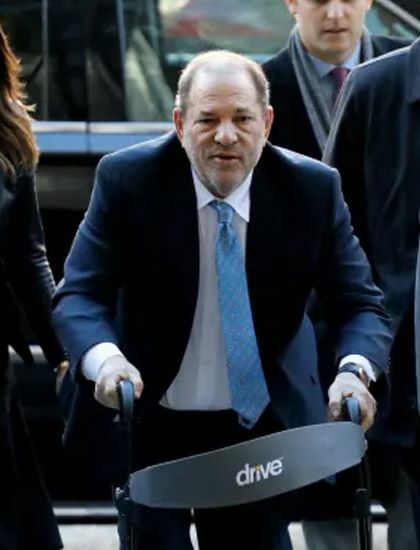 Harvey Weinstein (giữa) chống nạng đến tòa hôm 24/2. Ảnh: Bloomberg.