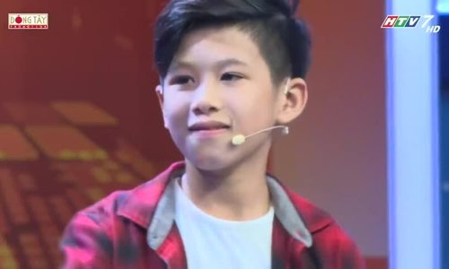 Hiếu Trung biểu diễn trống lắc trên nền nhạc
