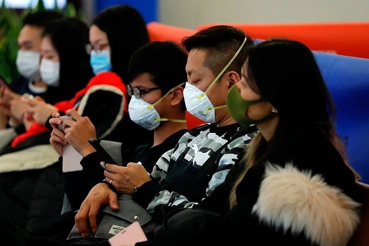 Hành khách đeo khẩu trang tại một ga tàu ở Hong Kong. Ảnh: Reuters