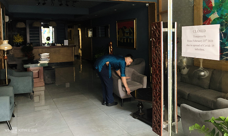 Sau gần 1 tuần đóng cửa, khách sạn của chị Hằng trên phố Lò Sũ đóng chiều 27/2 tắt hết đèn, chỉ còn 1 nhân viên trông coi. Ảnh: Anh Tú