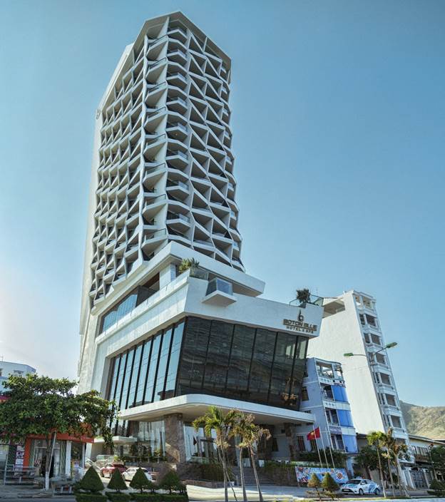 Royal Beach Boton Blue Hotel & Spa gây ấn tượng với thiết kế độc đáo, là điểm đến được nhiều du khách trong và ngoài nước yêu thích tại Nha Trang.