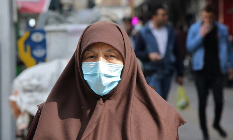 Một phụ nữ Iran đeo khẩu trang y tế trên đường phố thủ đô Tehran hôm 24/1. Ảnh: AFP.