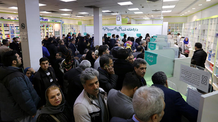 Người dân xếp hàng mua thuốc tại nhà thuốc 13 Aban ở Tehran hôm 19/2. Ảnh: AFP