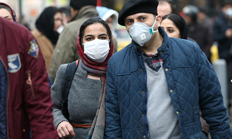 Người dân đeo khẩu trang trên đường phố thủ đô Tehran, Iran hôm 20/2. Ảnh: Reuters.