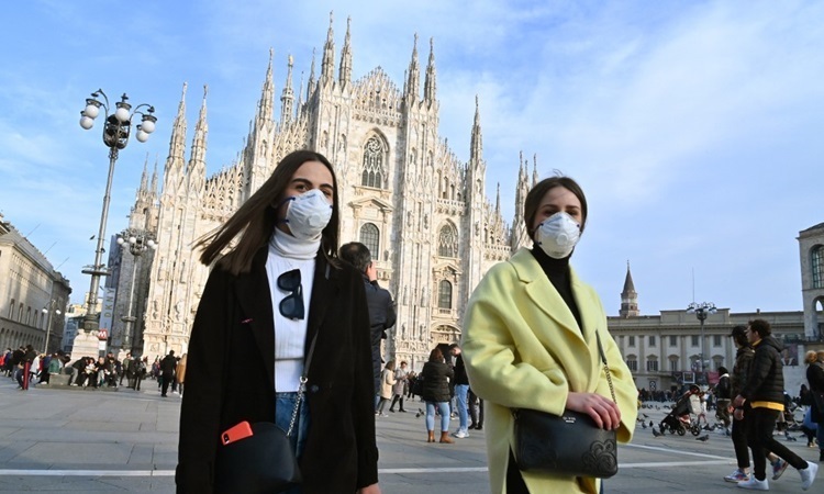 Người dân đeo khẩu trang ở thành phố Milan hôm 23/2. Ảnh: AFP.