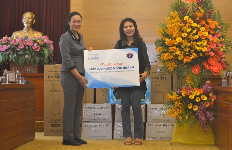 PGS.TS Phạm Thanh Bình - Chủ tịch Công đoàn Y tế Việt Nam (phải) tiếp nhận quà của Karofi.
