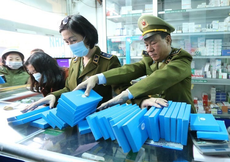 Một hộp khẩu trang này được bán hơn 300.000 đồng trước khi bị quản lý thị trường xử phạt. Ảnh: Ngọc Thành.