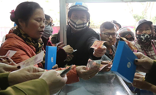 Tình trạng chen nhau mua khẩu trang tại một điểm bán thuốc ở Hà Nội. Ảnh: Ngọc Thành