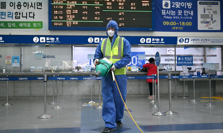 Nhân viên kiểm dịch phun thuốc khử trùng tại một nhà ga ở thành phố Daegu, Hàn Quốc hôm nay. Ảnh: AFP.