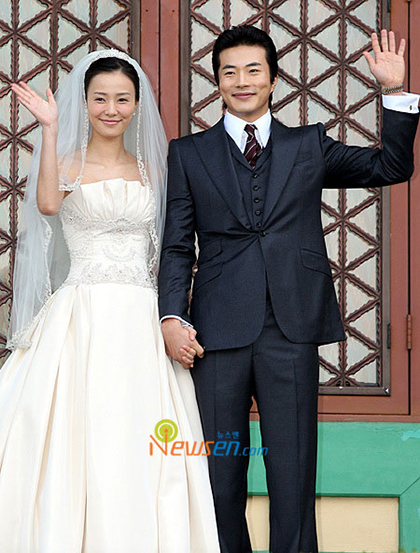 Cặp sao trong hôn lễ ngày 28/9/2008 tại khách sạn Shilla. Ảnh: Newsen.
