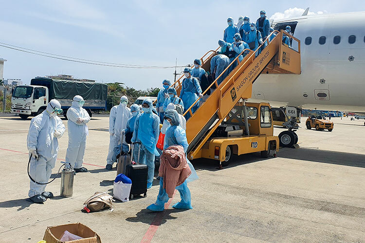 Trung tâm kiểm soát bệnh tật TP Đà Nẵng phun tiêu độc khử trùng hành lý cho đoàn khách phải cách ly, trưa 24/2. Ảnh: Trúc Lâm.