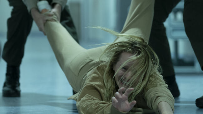Elisabeth Moss diễn nhiều cảnh bị hành hạ trong phim. Ảnh: Universal.