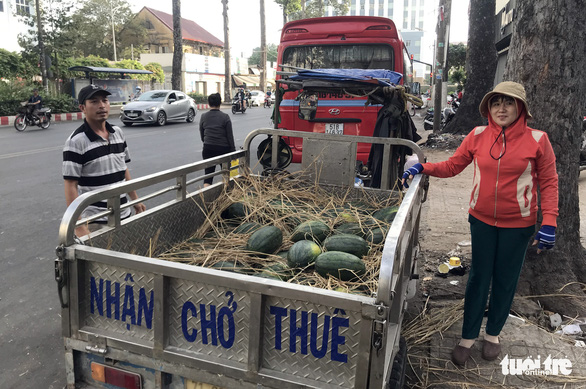 Bỏ tiền túi mua 10 tấn dưa hấu ‘giải cứu’ rồi phát miễn phí cho dân - Ảnh 3.