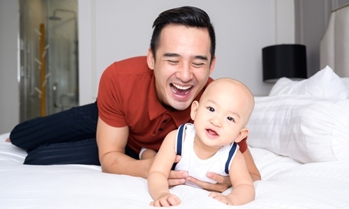 Lương Thế Thành chơi đùa cùng con khi vợ vắng nhà