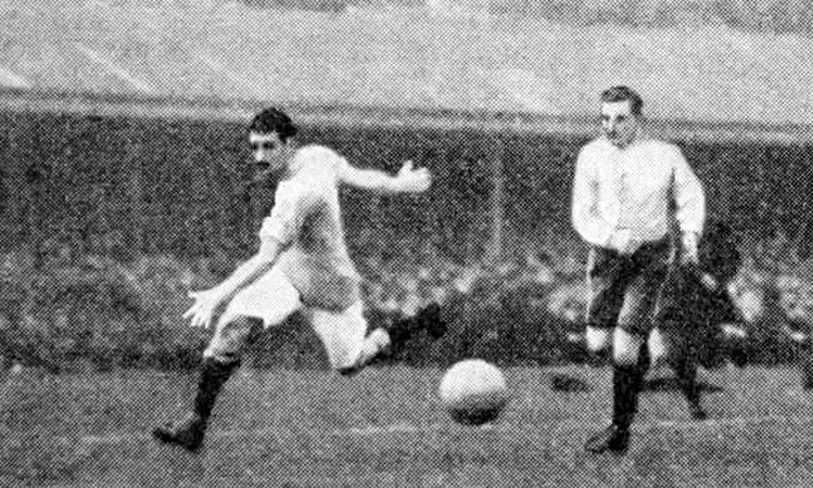 Meredith (trái) giúp Man City thắng Bolton 1-0 ở chung kết cúp FA năm 1904.