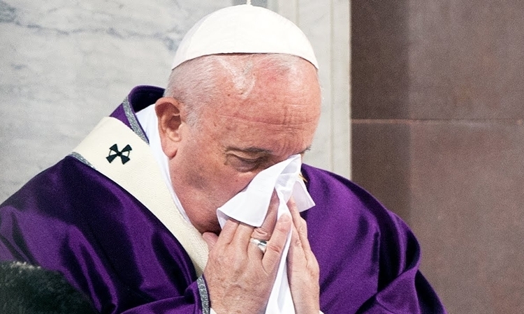 Giáo hoàng Francis hắt hơi trong buổi Thánh lễ hôm 26/2. Ảnh: Reuters.