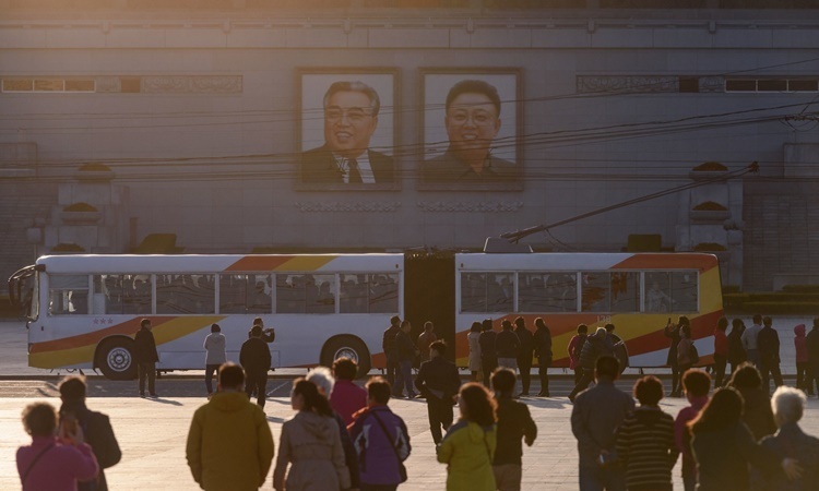 Du khách tới thăm Quảng trường Kim Nhật Thành hồi tháng 4 năm ngoái. Ảnh: AFP.