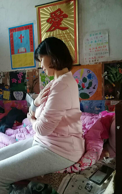 Jane Huang tự đo huyết áp trong căn nhà ở Vũ Hán. Ảnh: New York Times.
