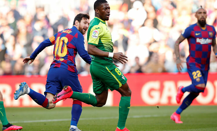 Messi vẩy bóng ghi bàn ngay cả khi bị một hậu vệ theo sát. Ảnh: Reuters.