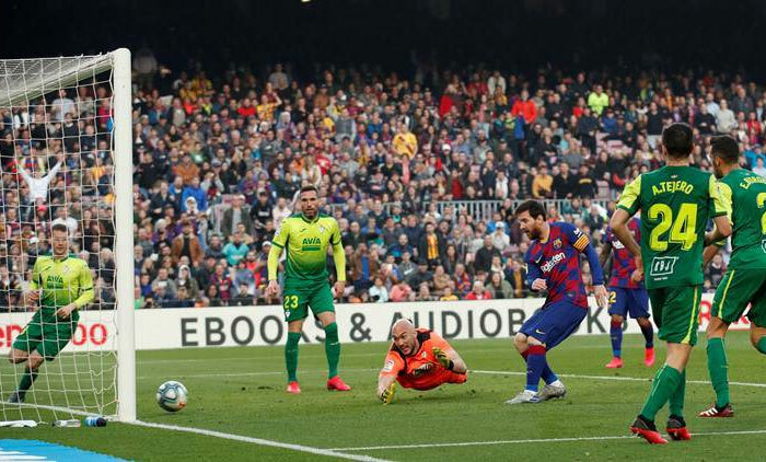 Messi buộc Eibar vào lưới nhặt bóng bốn lần. Ảnh: Reuters.