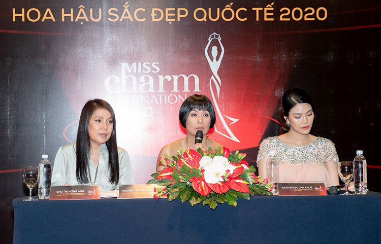 Bà Thúy Nga (giữa) trong buổi họp báo cuộc thi. Ảnh: Misscharm.