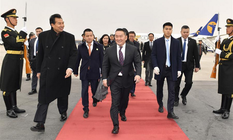 Tổng thống Battulga (giữa) đến Trung Quốc hôm 27/2. Ảnh: Xinhua.