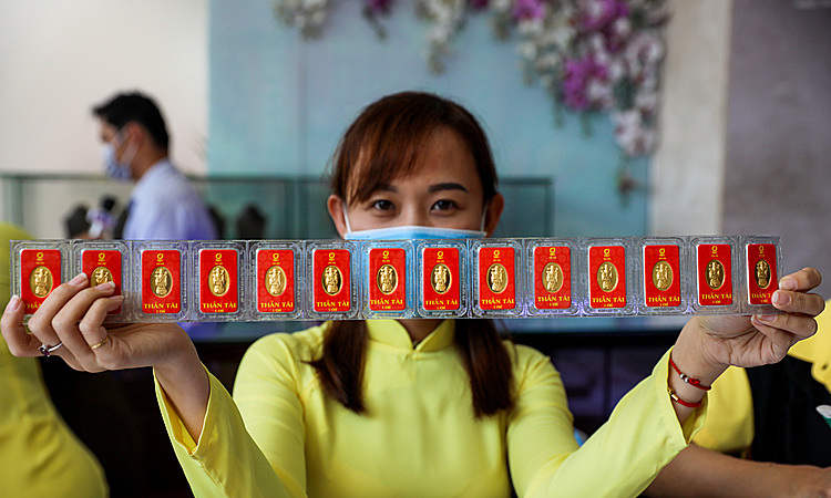 Người dân đeo khẩu trang mua vàng vía Thần Tài tại tiệm vàng trên đường Bùi Hữu Nghĩa (quận Bình Thạnh) ngày 3/2. Ảnh: Quỳnh Trần.