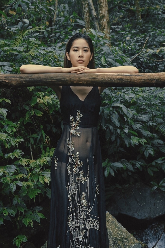 Nam Em diện mốt khoe nội y