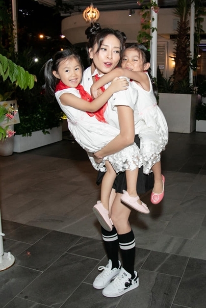 Diễn viên cho in những tấm bảng và backdrop Mừng sinh nhật tuổi 14, thay vì 41 như tuổi thật. 