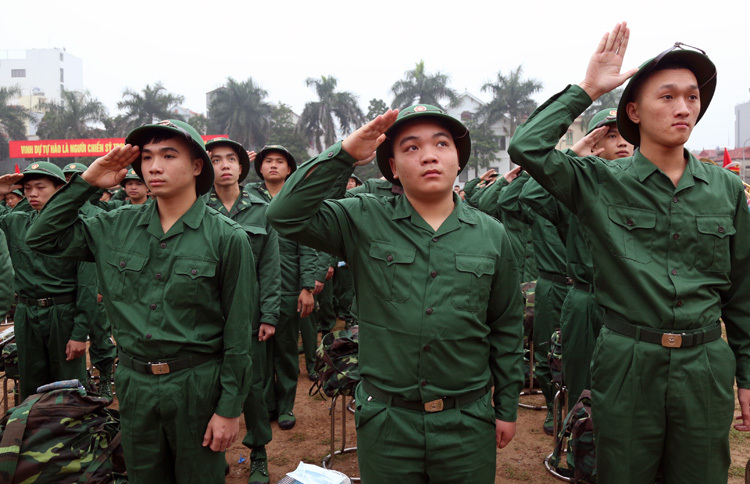 Các tân binh (huyện Đông Anh, TP Hà Nội) tại lễ giao quân sáng 11/2. Ảnh: Võ Hải.