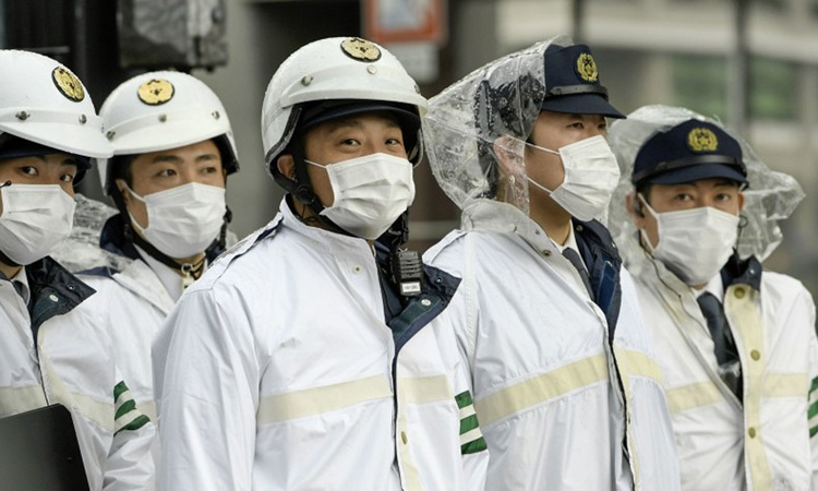 Cảnh sát Tokyo, Nhật Bản mặc trang phục bảo hộ khi làm việc. Ảnh: Kyodo News.