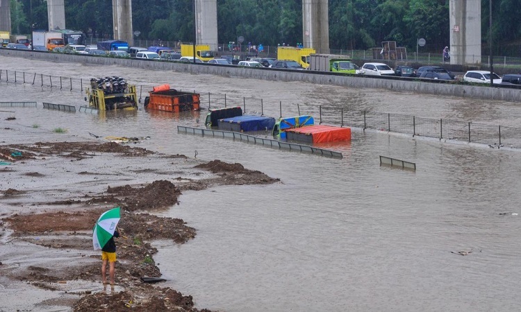 Nhiều ô tô chìm trong nước ở Jakarta, thủ đô Indonesia, hôm 25/2. Ảnh: Reuters.