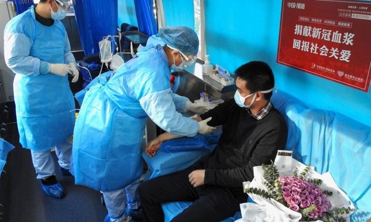 Người khỏi bệnh hiến huyết tương ở thành phố Liên Vân Cảng, tỉnh Giang Tô, Trung Quốc hôm 16/2. Ảnh: AFP.
