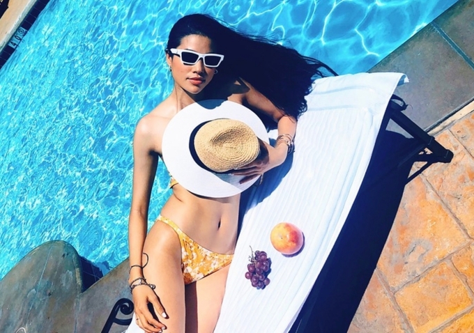 Phạm Hương khoe dáng với bikini