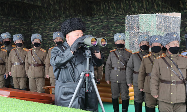 Kim Jong-un chỉ huy cuộc tập trận hôm 28/2. Ảnh: KCNA.