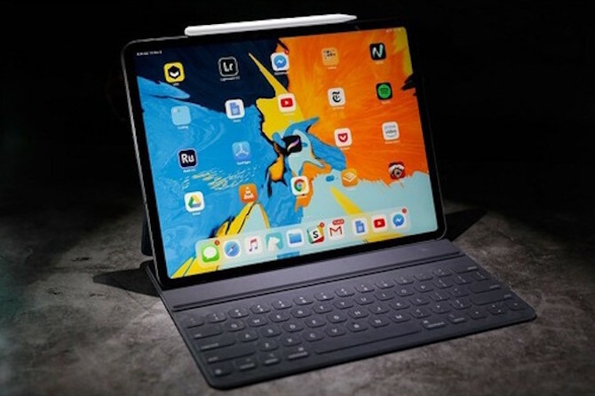 Bàn phím Folio cho iPad không có trackpad, nên khi muốn di chuyển tới vị trí khác trên màn hình, người dùng phải chạm vào màn hình cảm ứng.