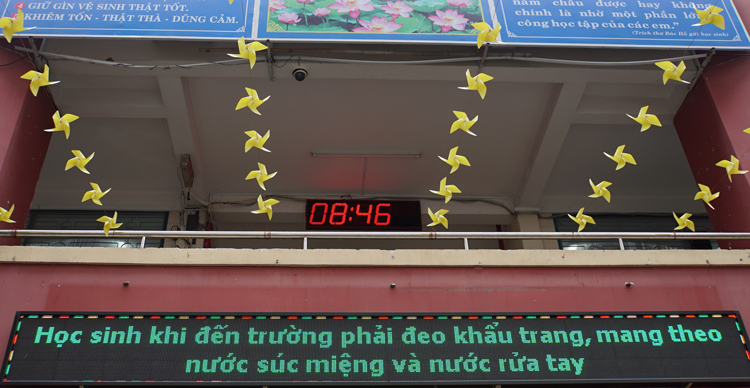 Bảng tuyên truyền trường Tiểu học Nguyễn Thị Minh Khai cho chạy thông tin cách phòng chống nCoV. Ảnh: Mạnh Tùng.