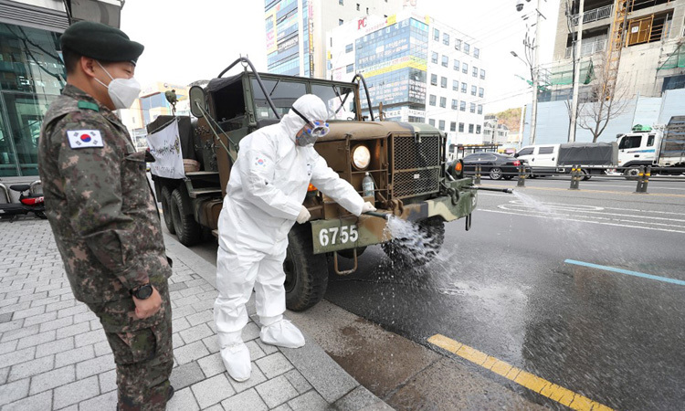 Xe quân đội Hàn Quốc phun thuốc khử trùng ở thành phố Daegu hôm nay. Ảnh: AFP.