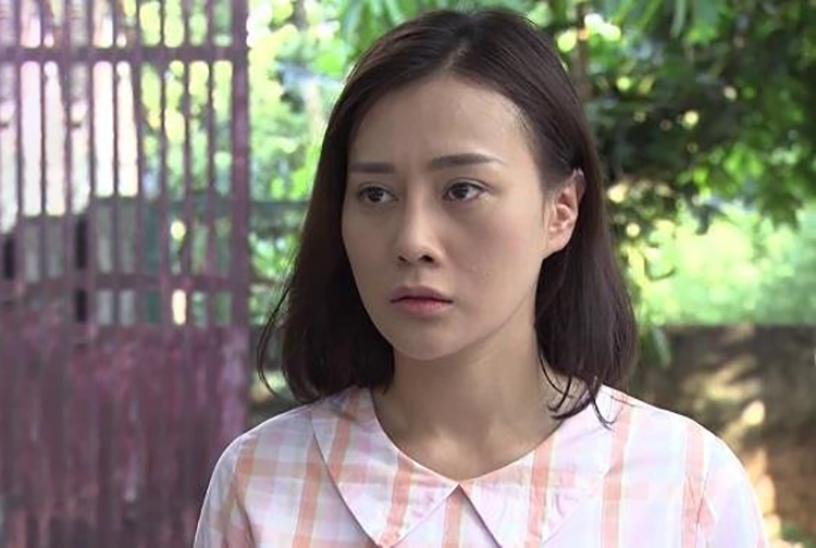 Phương Oanh chọn lựa trang phục, kiểu tóc phù hợp với hình ảnh cô giáo làng. Ảnh: VFC.