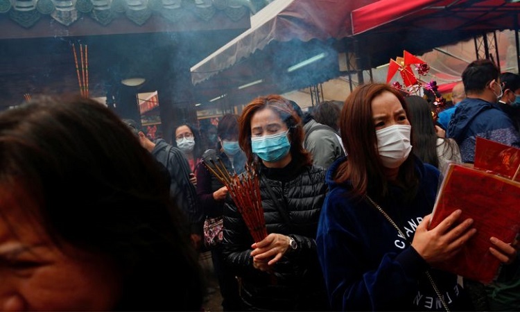 Người dân Hong Kong đi chùa trong dịp năm mới hôm 26/1. Ảnh: Reuters.