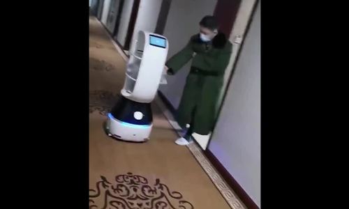 Robot phục vụ người bị cách ly